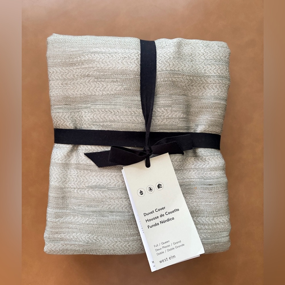 NWT West Elm Silky TENCEL Striated Duvet Cover - Full/Queen - Picture 3 of 4